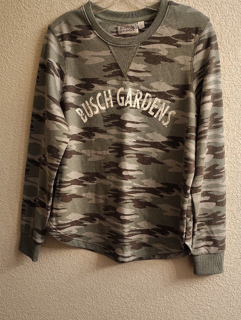 Busch Gardens Women's Size L Camo Crewneck Long Sleeve Sweatshirt Green B31 X